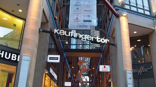 ノイハウザー通りの中ほどに位置するショッピングセンター。