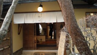 手入れの行き届いた庭を眺めながら頂く豆腐料理は格別。