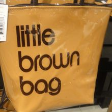 紙袋と同じデザインのバッグ