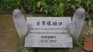 生々しい銃撃戦の傷跡が目の前に