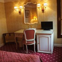 デスクの右の開きは冷蔵庫