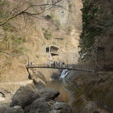 吊り橋はしっかりした作りですが、かなり左右に揺れます。