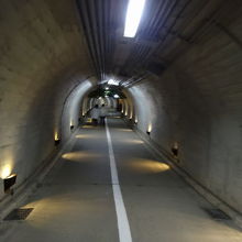 通路は日差しがなく結構寒い。