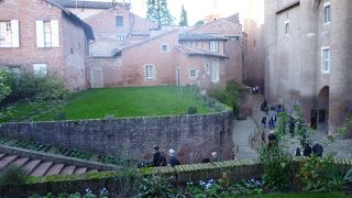 ロートレックの人生と人物像にふれる。