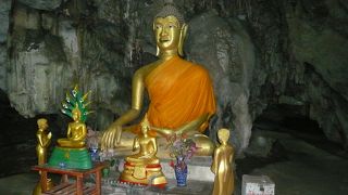 洞窟内には仏像が