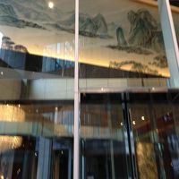 エントランスに飾ってある絵は中国の山か？