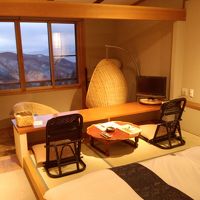 中央奥に見える卵を半分にしたようなものはハンギングチェアです