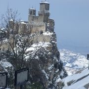 雪のサンマリノ要塞