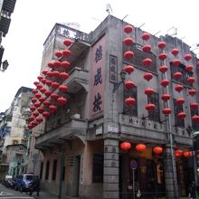 通りの向かい側から。目を引く赤い提灯です