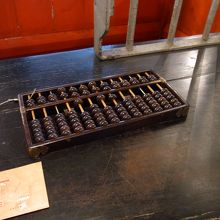 カウンターの中の算盤