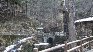 渓流沿いにある温泉発祥地