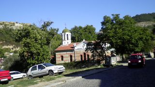 １９１３年大地震で崩れ、今も修復中の古い教会、聖ペテロ＆パウロ教会