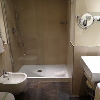 オシャレだけど浅くてすぐに水が跳ねる洗面所