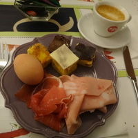 朝ごはんはハムとパティスリーが豊富