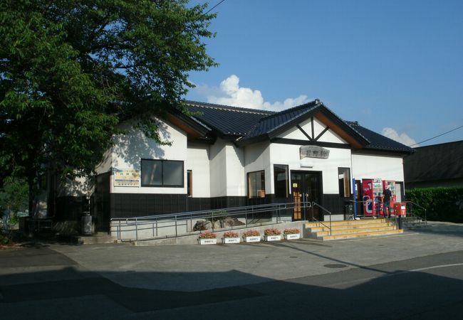 蔵のような駅舎