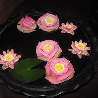 蓮の花細工があちらこちらに置かれている