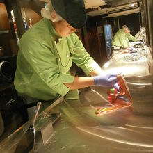 リンゴのキンタロー飴を作っています