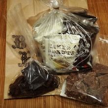 右から割れチョコラスク、焼ドーナッツ、壊れブラウニー