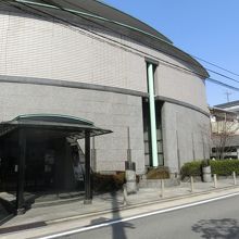 威圧感のあるファサードです