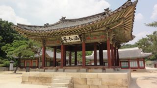 柱だけで構成された建物