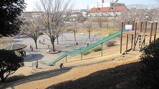 公園の中心にある緑の「長い滑り台」が新石川公園のシンボルです。