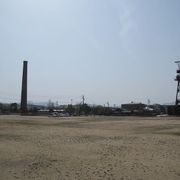 大きな日本の煙突が目印