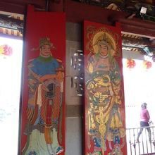 門の内側に描いてある門神さま