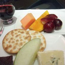 仁川−香港 CX411便　機内食・フルーツ、チーズ