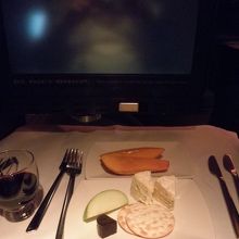バリ島−香港 CX784便　機内食・フルーツ、チーズ