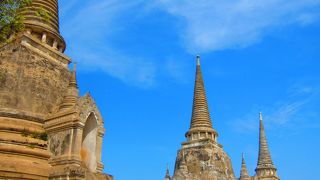 大きな３つの仏塔が見ごたえありです。