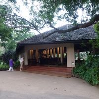 フロントとレストランがある建物