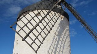 青い空と白い風車が絵になります