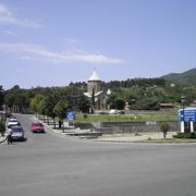 トビリシからのミニバス停すぐそばにある、サムタヴロ教会