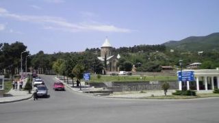 トビリシからのミニバス停すぐそばにある、サムタヴロ教会