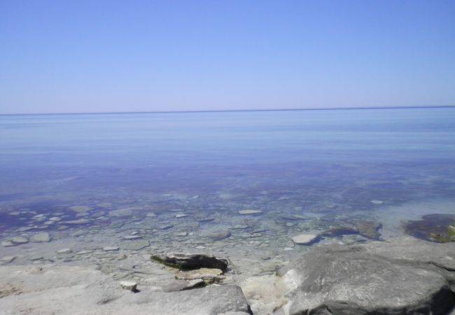 透明度高い、ネイビー・ブルーのカスピ海とカスピ海ビーチ