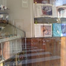 事務所のような店内