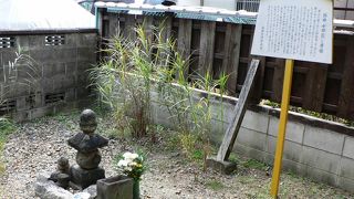 平安初期の叶わぬ恋の物語を伝えている「頼風塚（よりかぜづか）＝男塚」