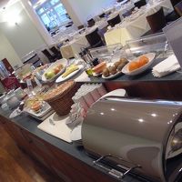 定番メニューはもちろんフレッシュフルーツやサラダが豊富な朝食