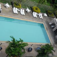 奥の屋根がある部分の下に温泉プールがあります