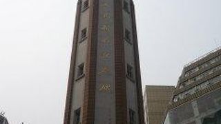 重慶の繁華街の真ん中に立つモニュメント