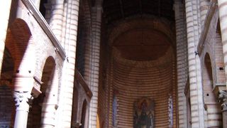 ロマネスク様式の教会