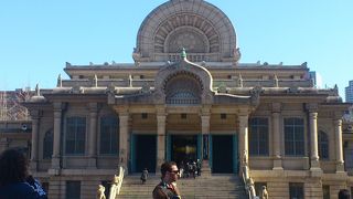 不思議な外観のお寺