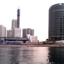 帷子川の対岸から撮りました。電気機関車も映っています