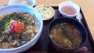 レストランの丼ものは新鮮な魚を使っていて美味！