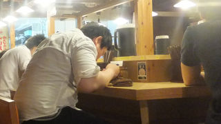 しのぎあっています