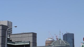 重厚な石造りの建物