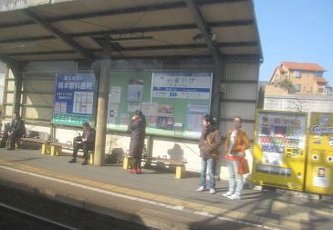 駅の横に池があります