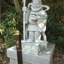 裏山に確りと祀られてます