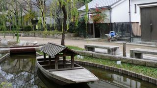 三十石船のレプリカも浮かんでいる枚方市の「水面回廊（みなもかいろう）」