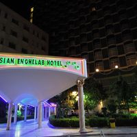 正面玄関のネオンがちょっと安っぽくみえますね